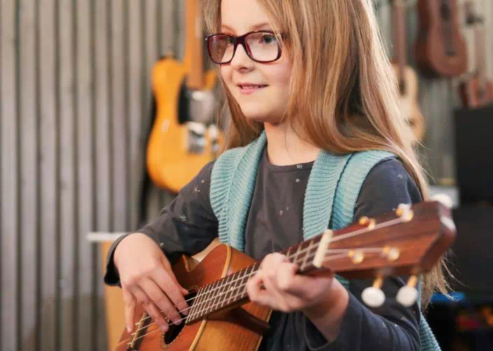 dziewczynka grająca na gitarze