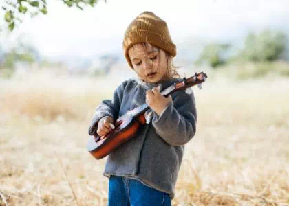 dziecko z czarno drewnianym instrumentem