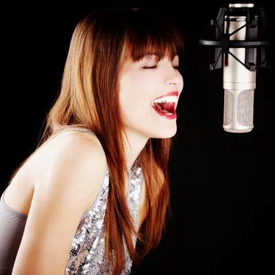 dziewczyna śpiewająca do mikrofonu