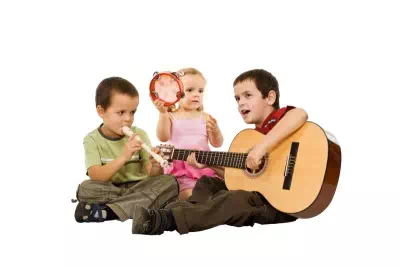 dzieci grające na instrumentach